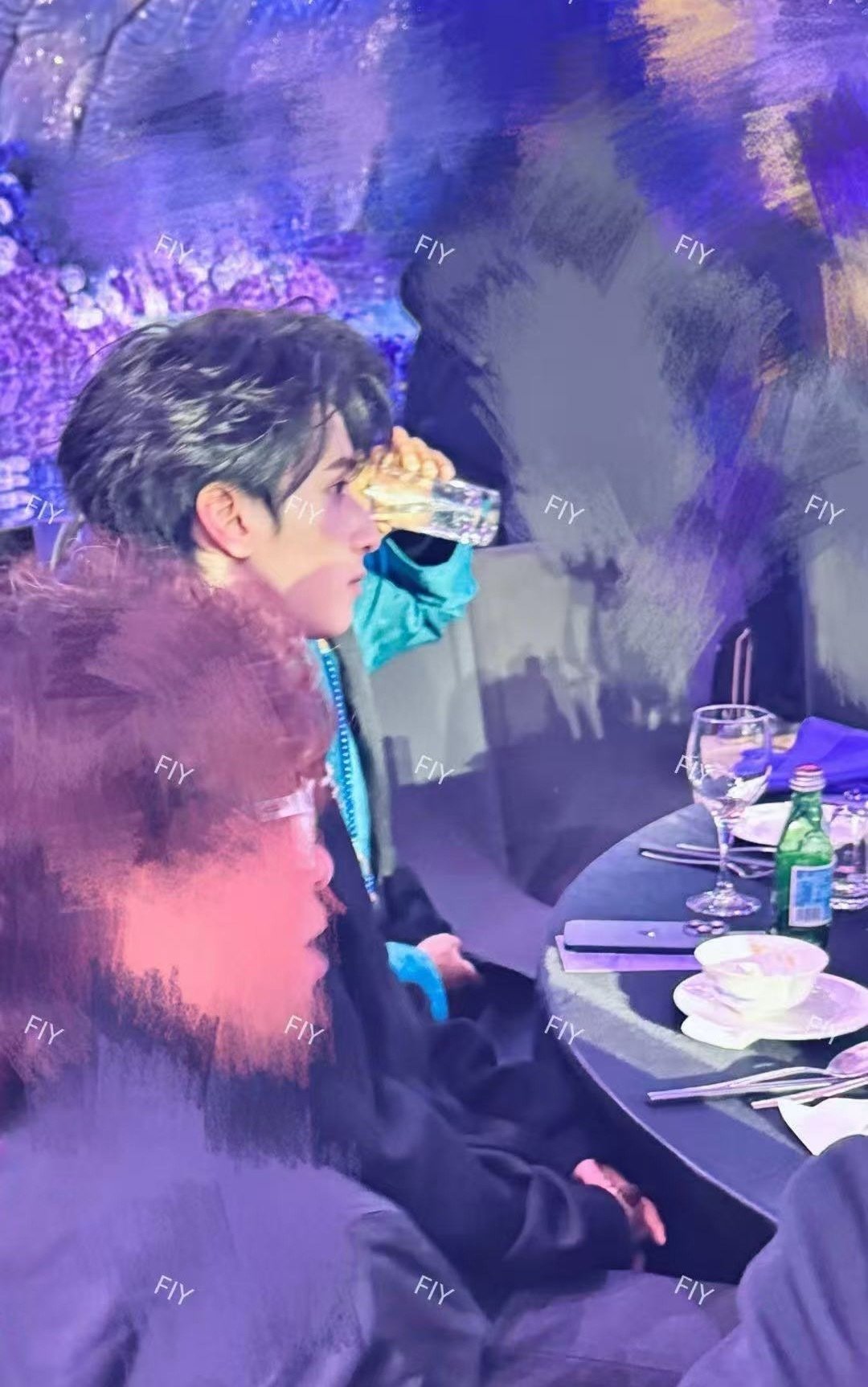 严浩翔已经到随份子钱的年纪了 谁能想到已经到了要随份子钱的年纪呢？而且还坐了婚礼