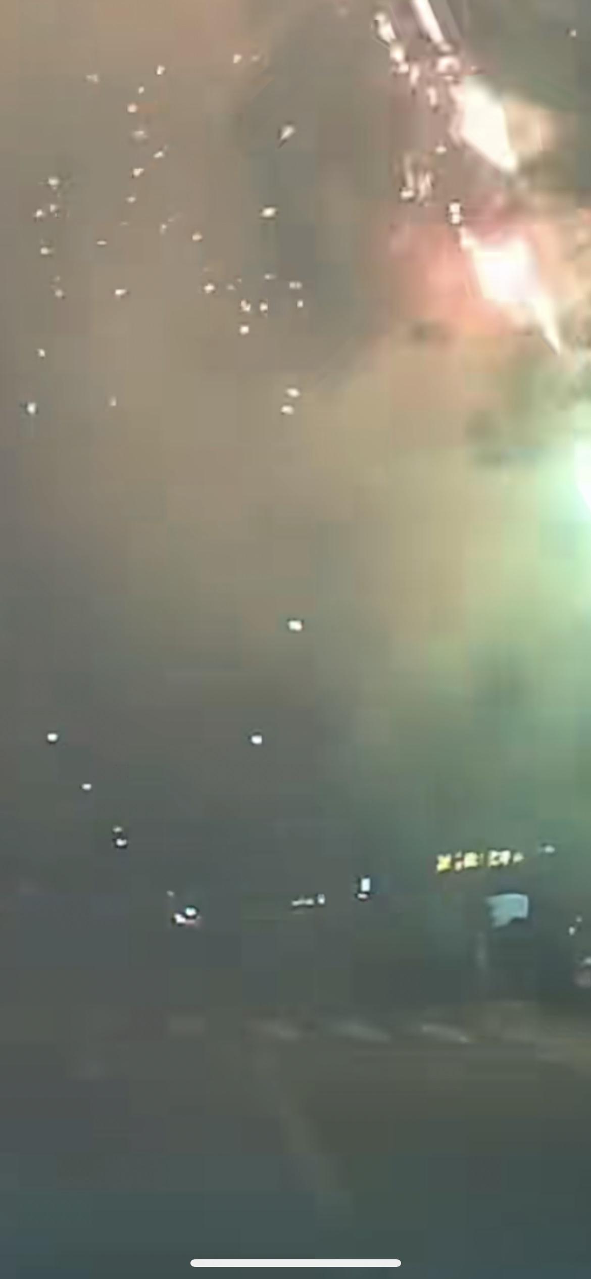 1月1日江苏，车辆正常行驶遇行人在路中拍照 ，“烟雾”将其笼罩 ，后被撞倒在地 