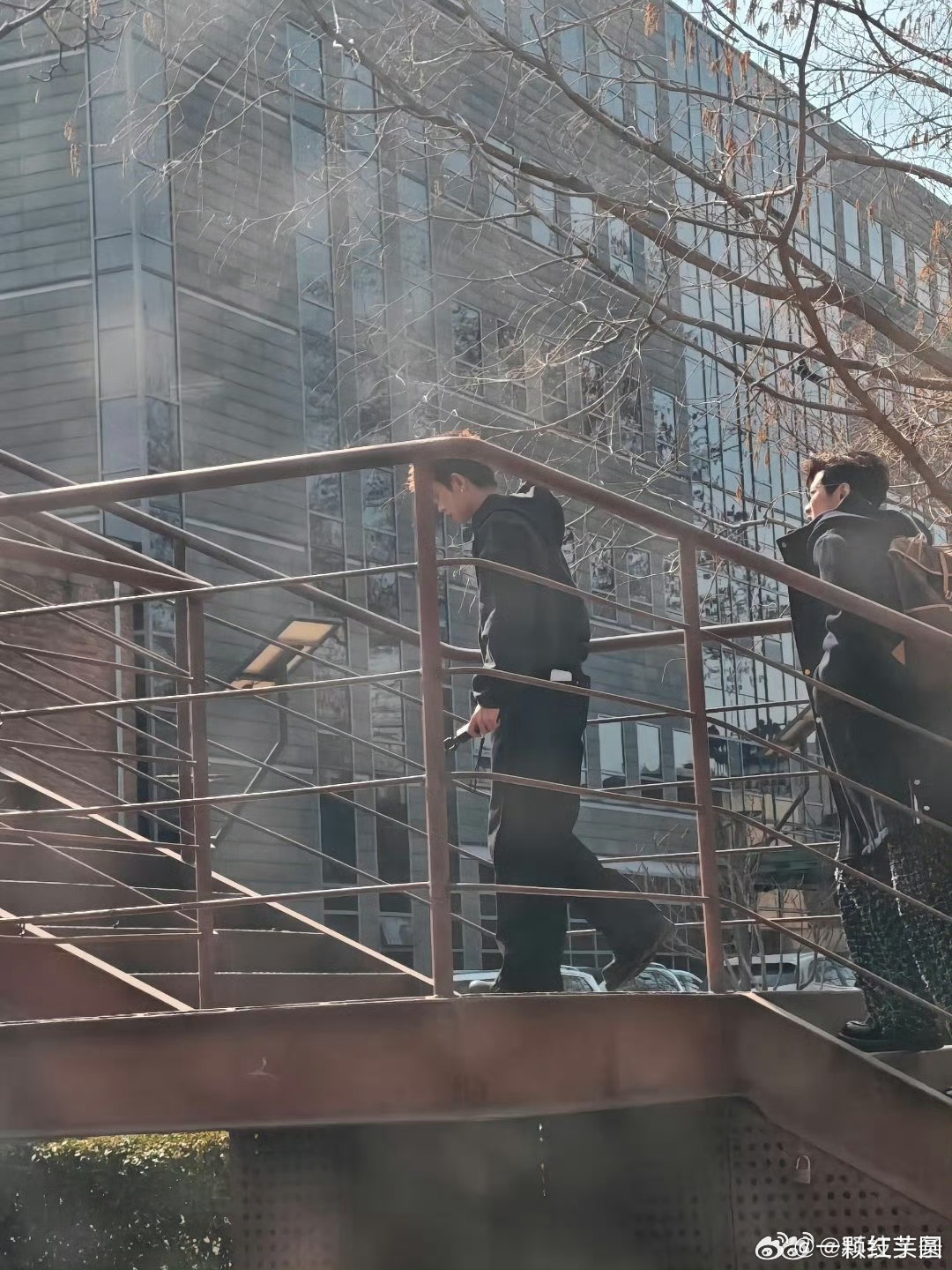 任嘉伦 就这样水灵灵在798被偶遇！那可是新鲜的，让人好感+1的超哥啊