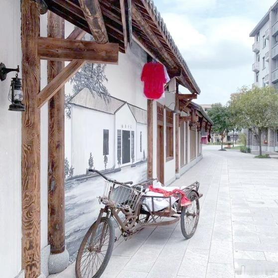 《工匠精神与历史记忆：探寻长沙白沙液街的宁静魅力》据店主所述，这套用于制作刮凉粉