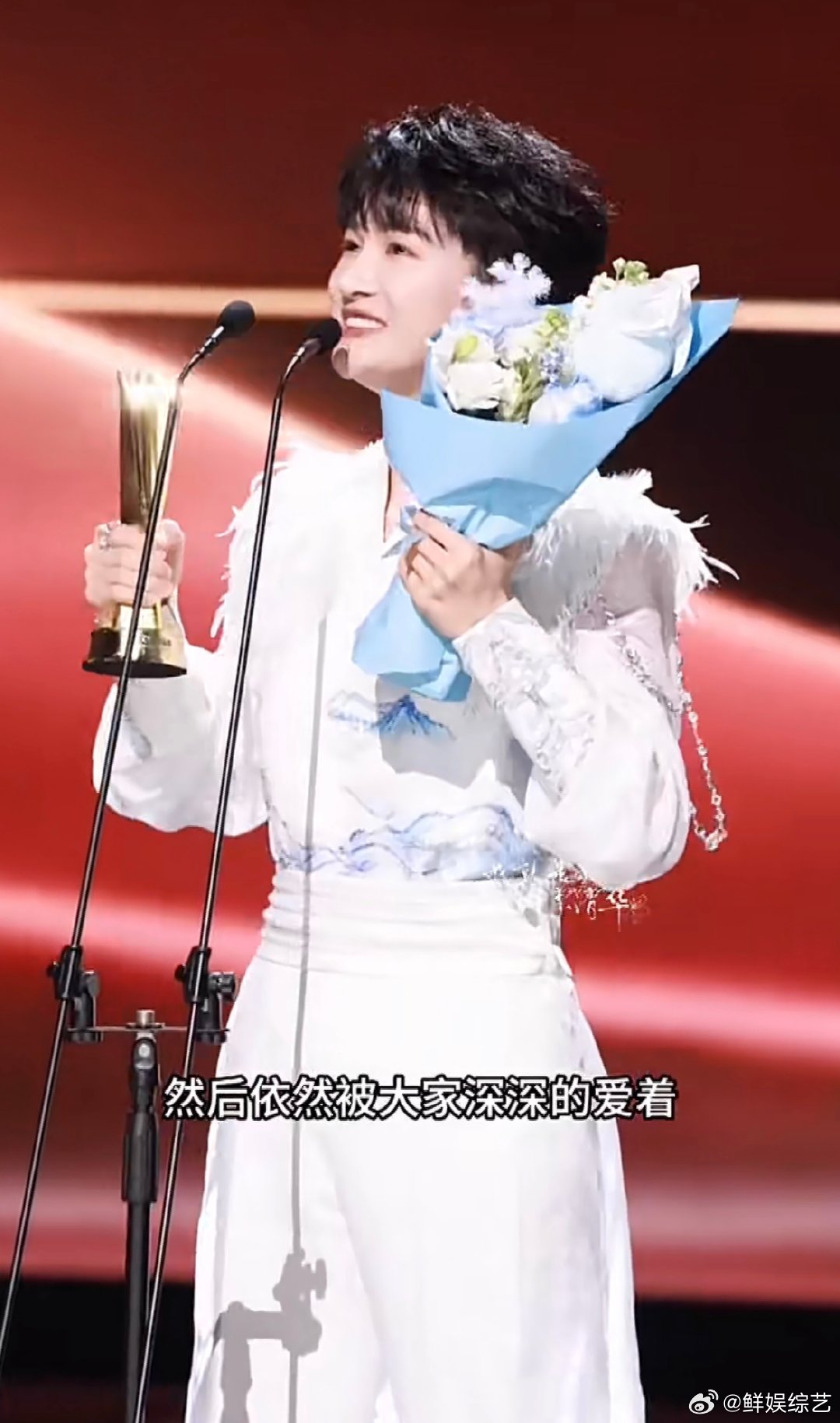 周深用歌声融入角色周深在阅文IP盛典现场发言真诚又清晰，一句“用歌声融入角色”，