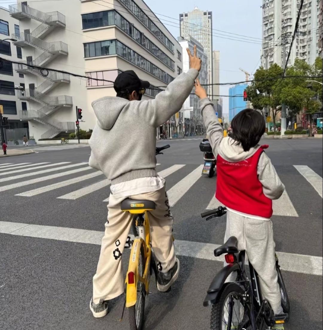 晓明哥这波操作真的非常暖！

为儿子举家搬迁，把陪伴和成长放在第一位。

是实打