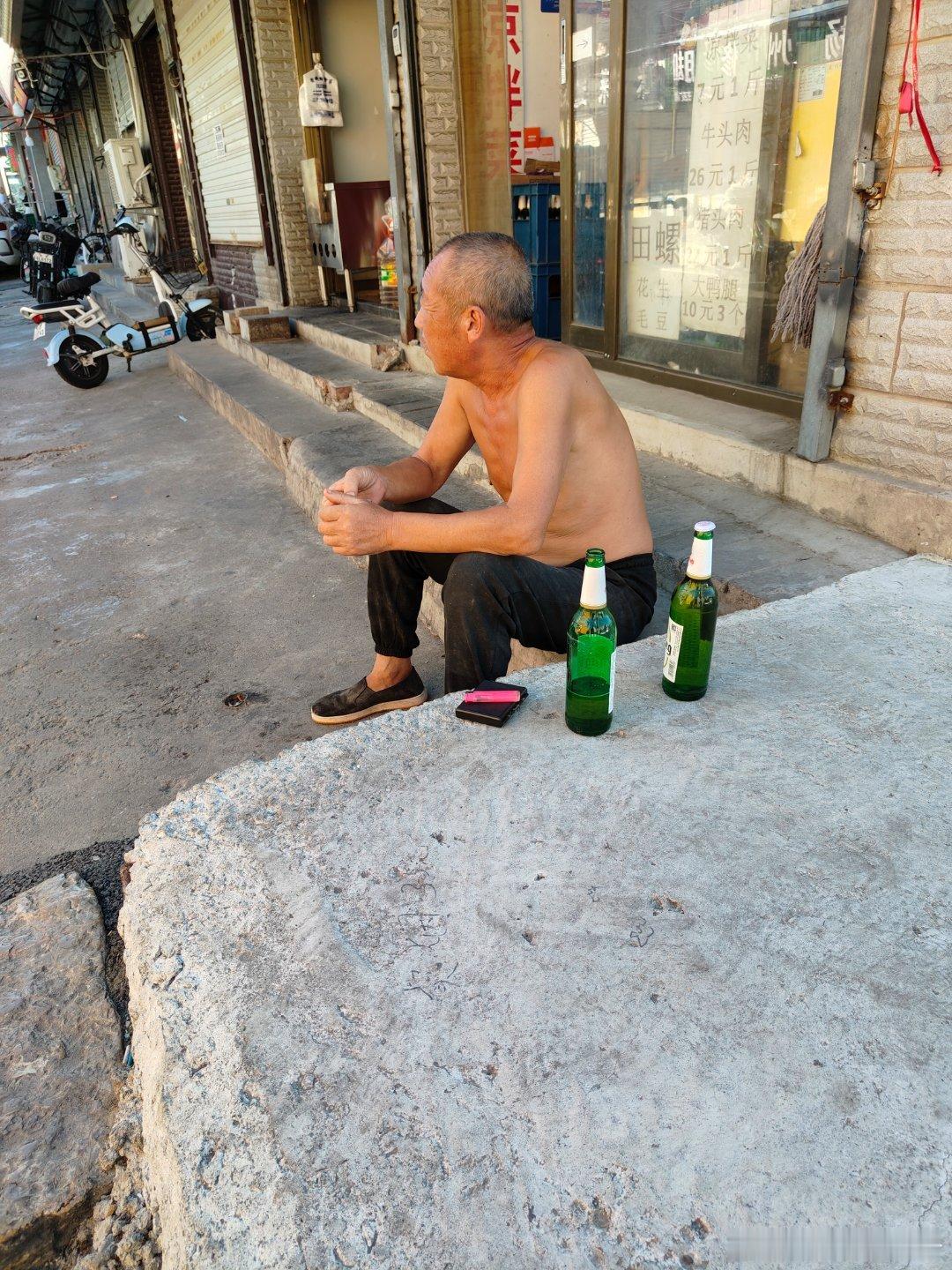 刚刚把车停下来，看到一个大叔，往那里一坐，放包烟，两瓶啤酒，没有任何的菜，就咕咚