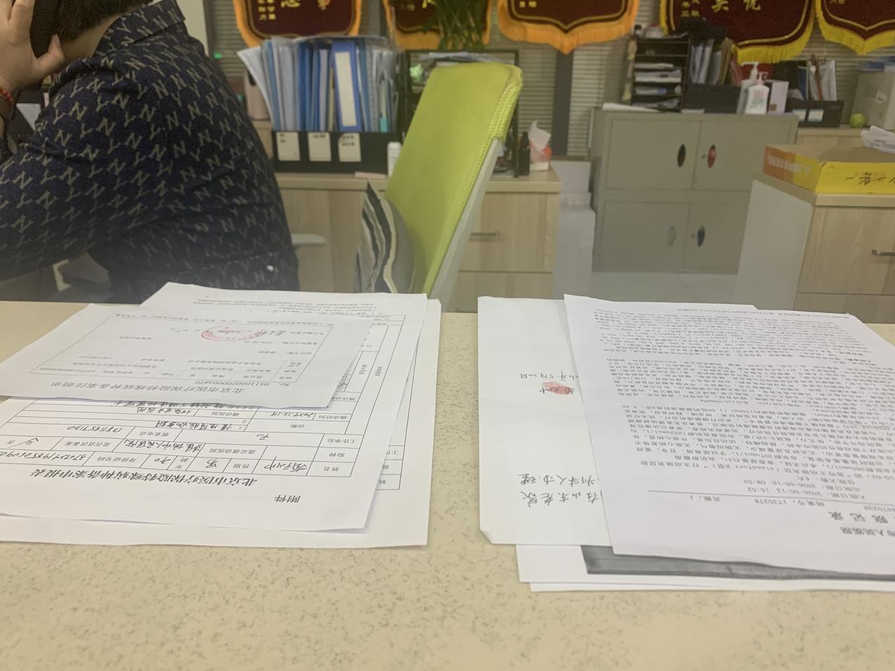 今天虽然冒雨到两个区的政务服务中心办事，但工作人员热情周到的服务让我很感动，她们