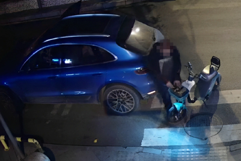 男子开保时捷跑顺风车盗190块电瓶 开保时捷，但是偷电瓶。家境优越，但前科累累。