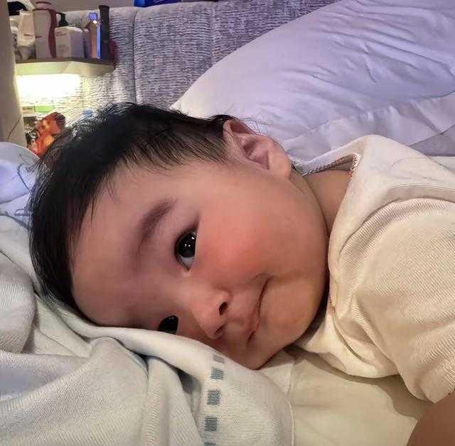马筱梅儿子近照曝光，汪宝抱枕头玩耍乖巧可爱
马筱梅7个月大的儿子近照曝光，小家伙