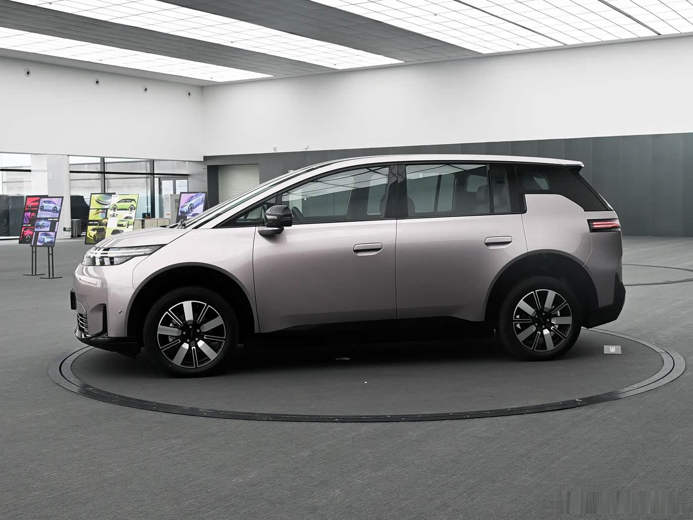 这车造型有点意思 