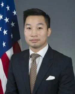 黄之瀚，祖籍广东，是二代移动，典型的华裔美国人，从政前是律师，现被特朗普任命为国