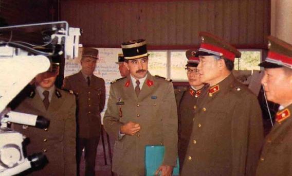 1986年10月，总参炮兵部部长杜常青(右2)率领炮兵院校教育考察团在法国德拉吉
