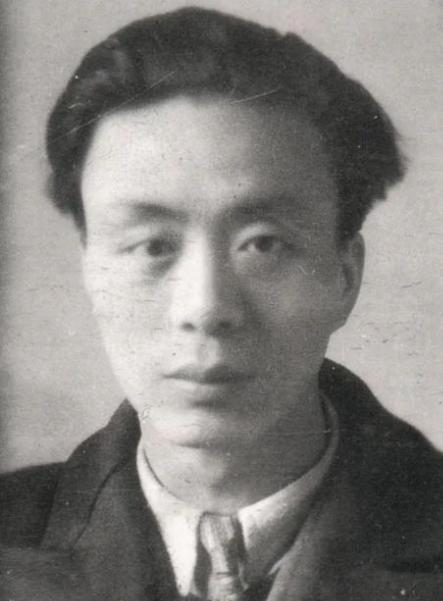 1936年，26岁的艾青在女师任教，爱上了年仅15岁的女学生，为了追求她不惜下跪