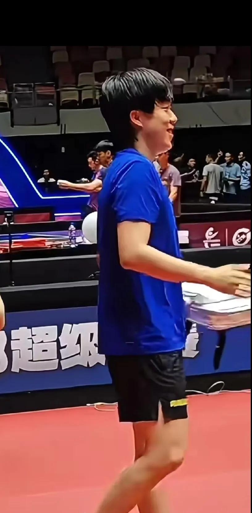 王楚钦樊振东厦门训练场击掌，乒超氛围先拉满
 
厦门乒超第二阶段赛前训练，王楚钦