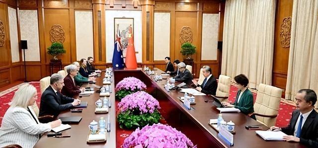 你可能根本无法想象，一个靠着天量铁矿石、优质煤矿起家称霸的资源帝国，竟然会被小小