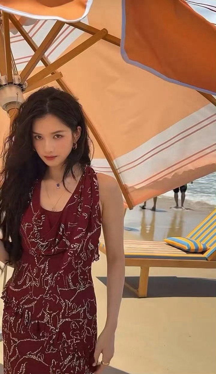 张婧仪今天vogue活动造型，海边度假美人 ​​​