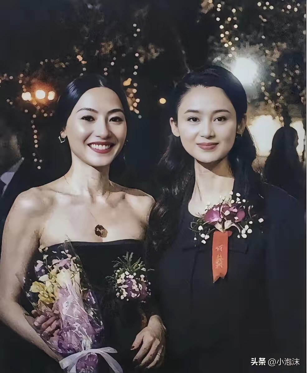 这是张柏芝和陈红拍于2005年的合影，一个是香港玉女掌门人，一个是大陆第一美女，