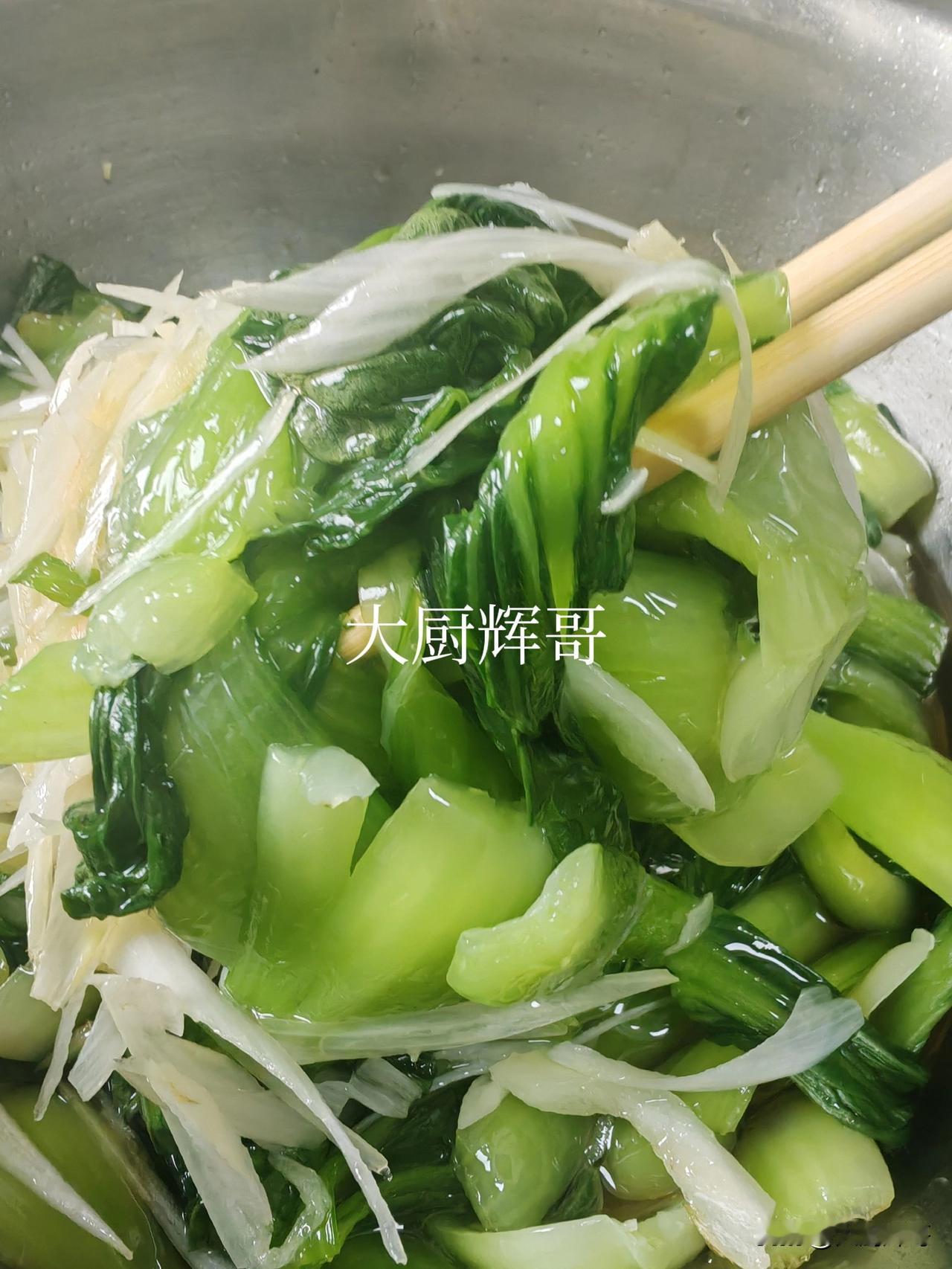 中午解锁白灼小油菜，也叫上海青，清脆爽口。
油菜清洗干净，锅里烧水加盐和油煮沸。