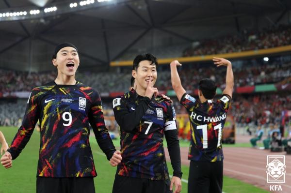 #韩国社会#【韩国男足客场3：0击败中国】

11月21日晚8时，由德国队主教练