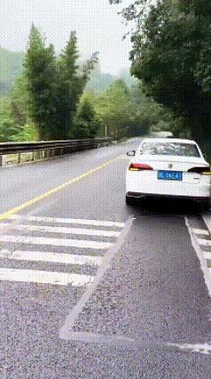 哈哈哈哈。
这么严丝合缝，我非常好奇司机怎么出来。
交通安全警示教育视频，四川网