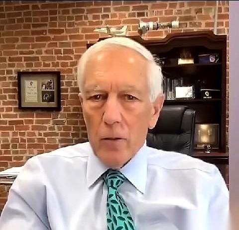 听说，那边的兵，要是没枪，长官会跟他说：去，从你倒下的兄弟身上扒一件下来。
我当