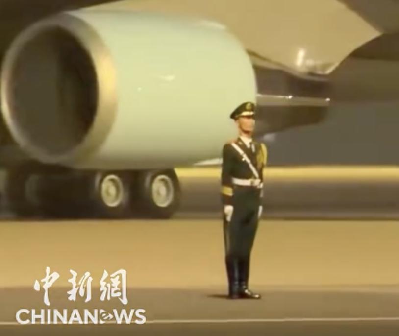 空军一号距离仅15米，发动机热浪拍打后背，解放军战士却仍保持威武军姿，引发全球热