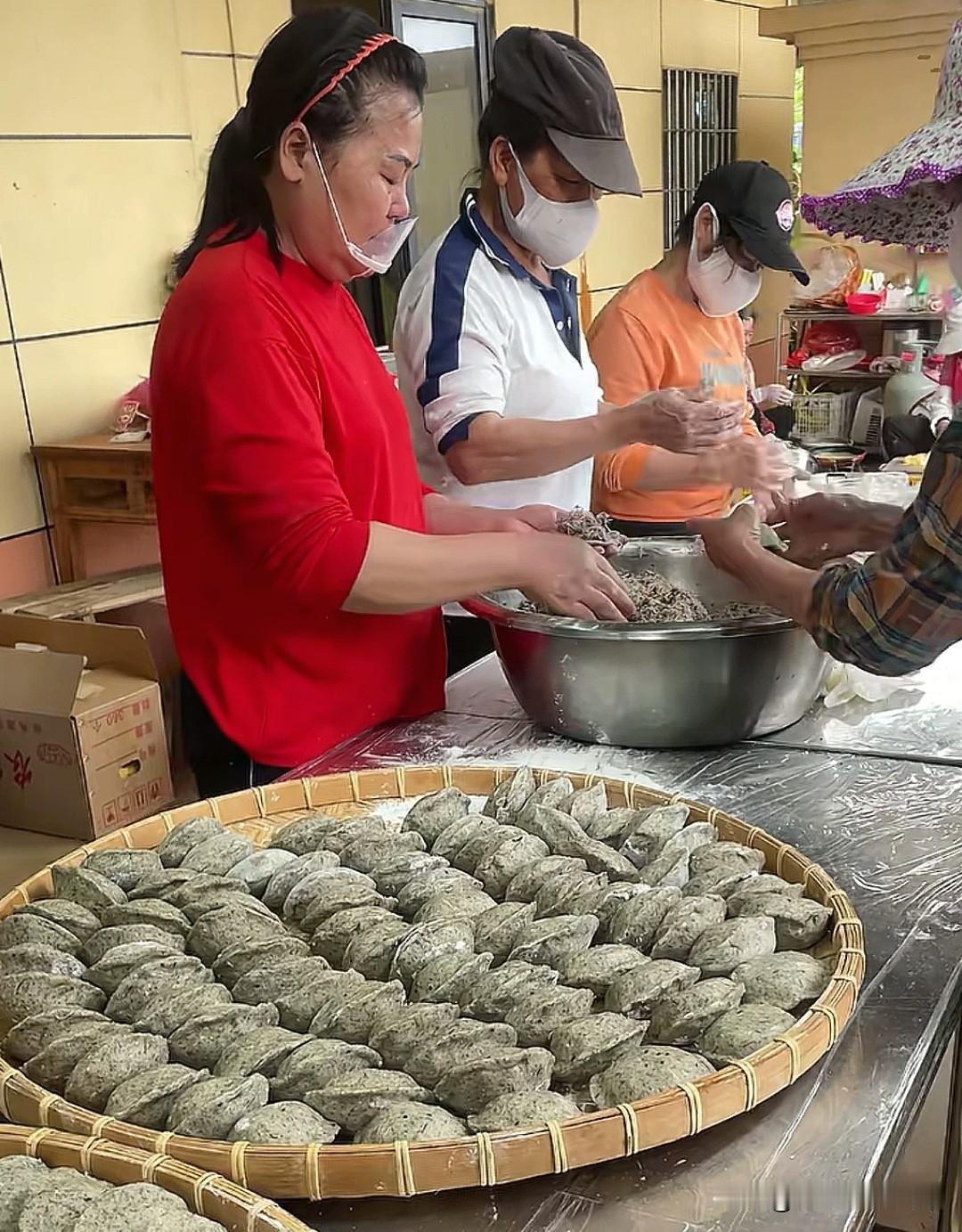 菠萝叶裹夏味！全进华直播爸妈现做的地道湛江艾饼。
全妈、全爸与全进华一家人开启美