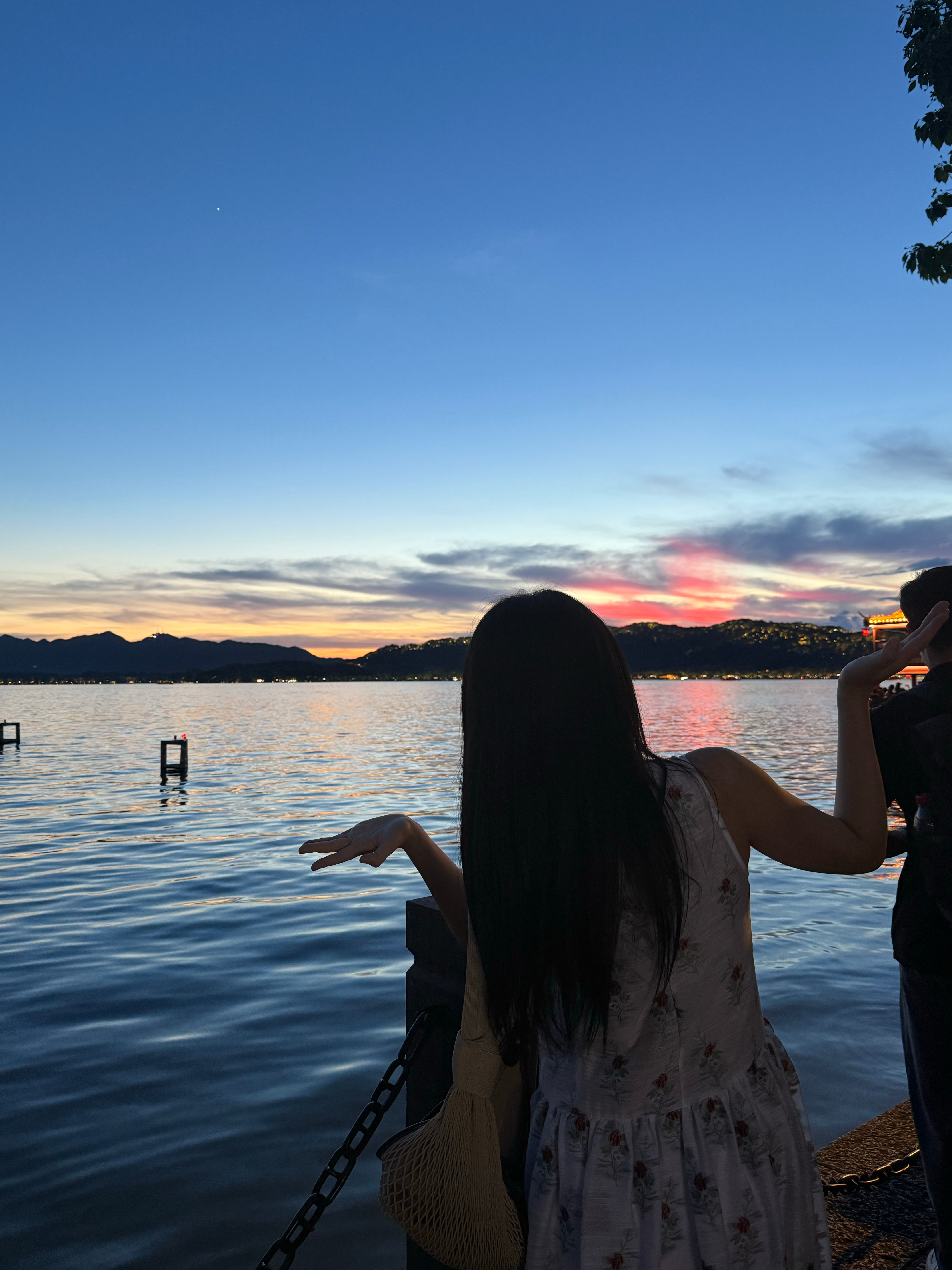 今天西湖是蓝调的