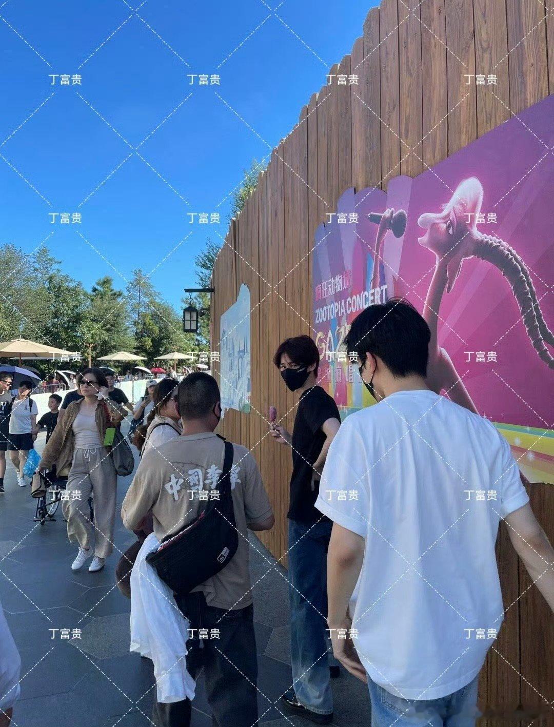 张真源迪士尼被偶遇网友迪士尼偶遇张真源 网友迪士尼偶遇张真源，哈哈哈可以的 ​​