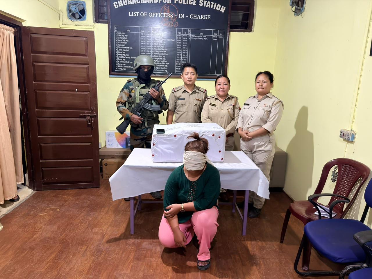 印度阿萨姆步枪联队士兵与警察以及抓获的毒贩
印度阿萨姆步枪联队士兵拿的是印度葛达