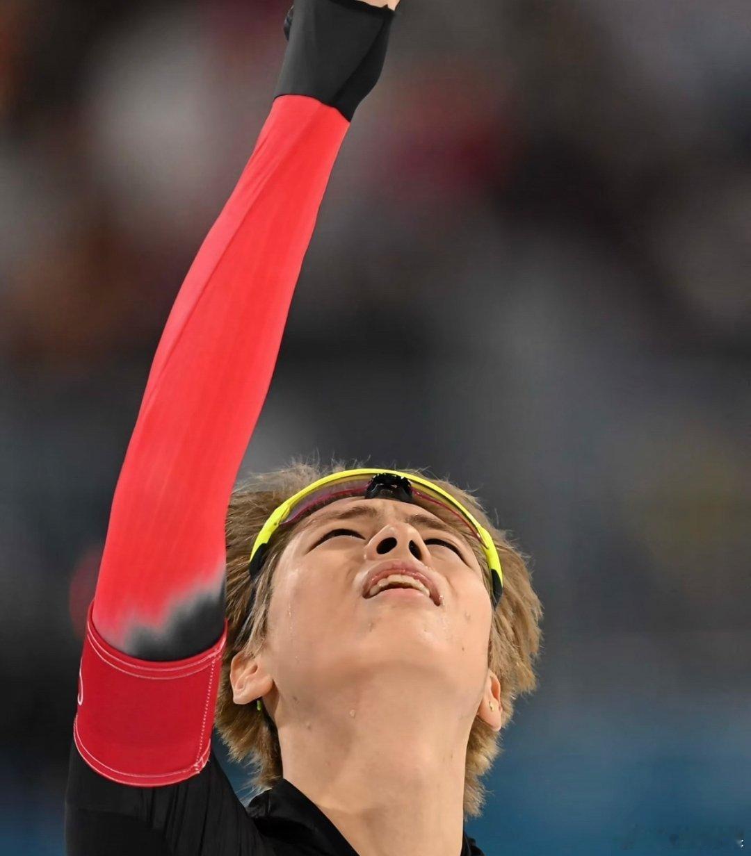 刘瀚彬期待下一个四年刘瀚彬说要对得起胸前的国旗今年是第一次看到你比赛，第一眼就被