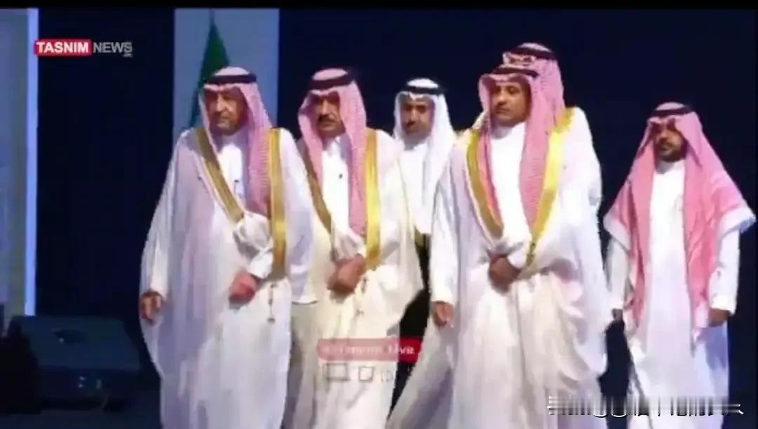 哈梅内伊的葬礼上，
出现了一个 “神秘”的代表团，不用多说，光看穿的这衣服，大家