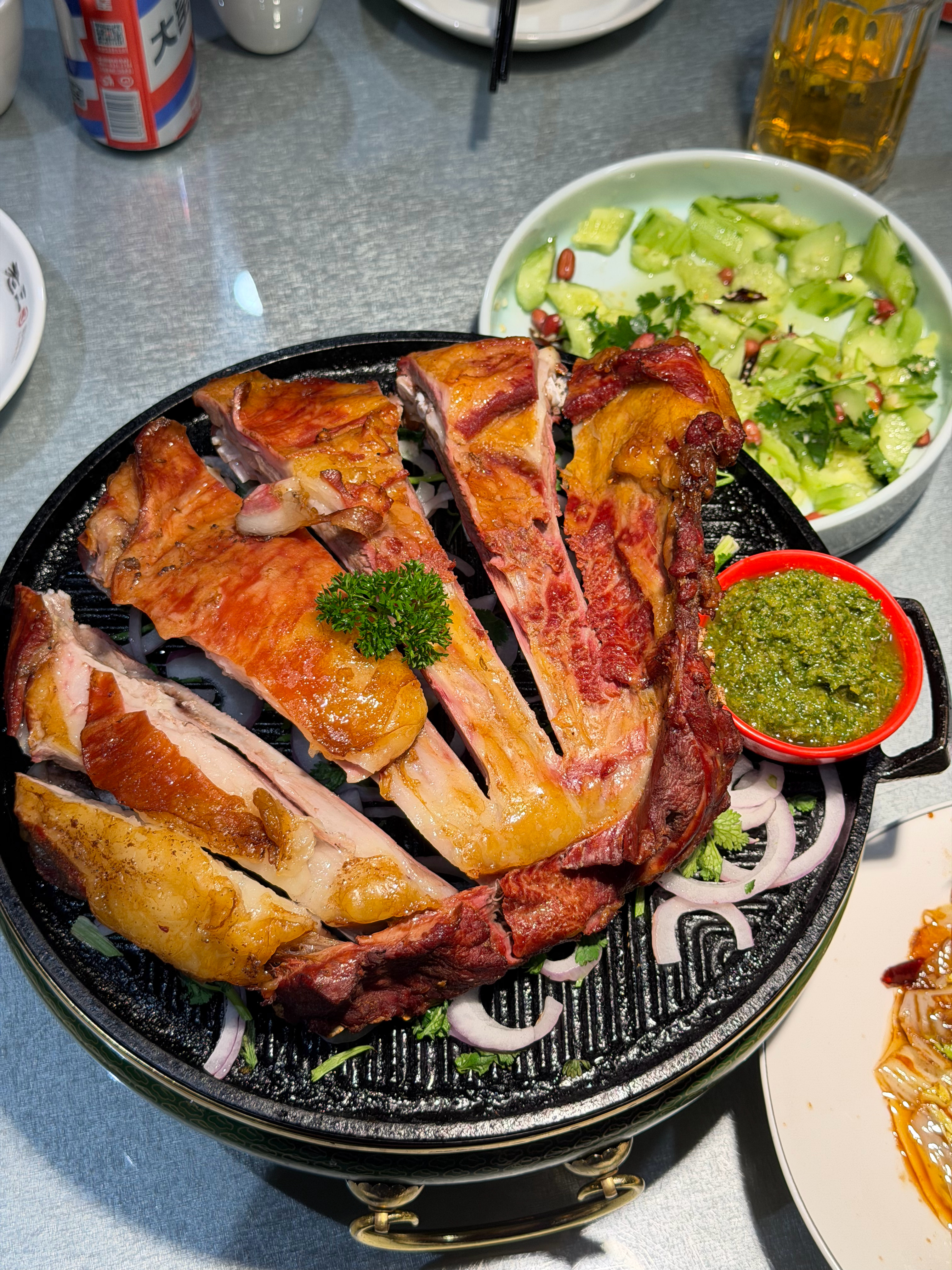 我问服务员凉的和常温的哪个更凉，服务员噗呲笑了不知道咋回答，那就算了，举杯就是喝