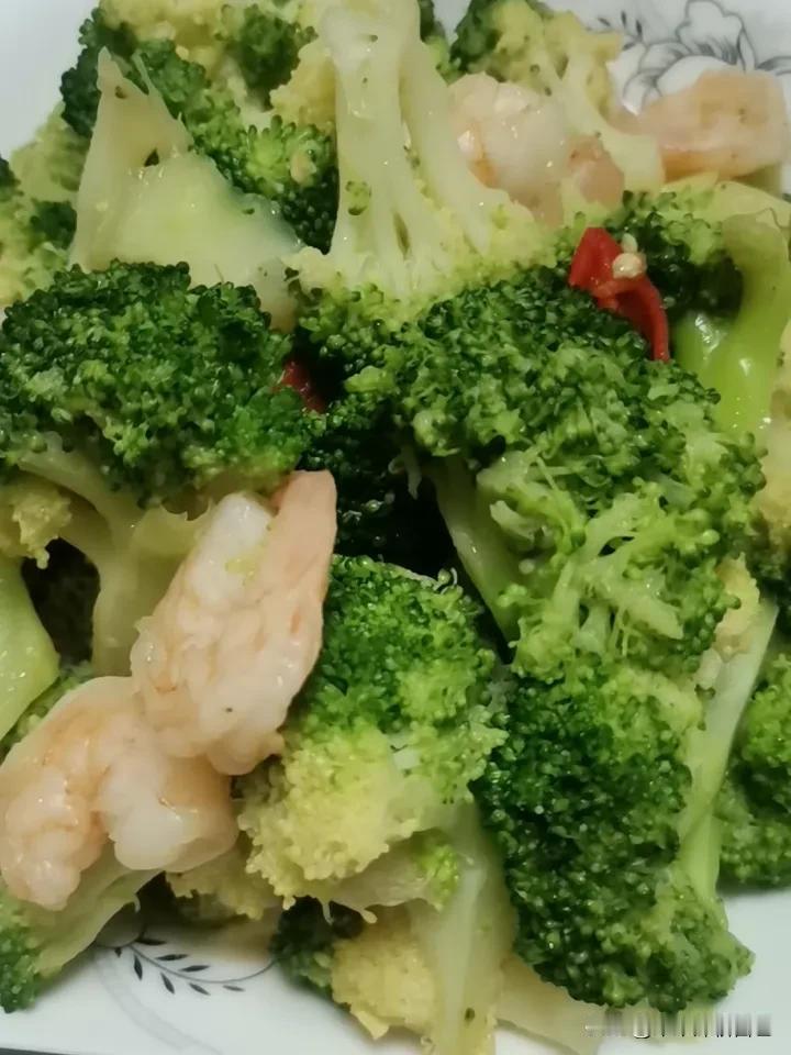 下午走路多，到现在有6700多步，又热又累，终于吃上了自己做的虾仁炒西蓝花，这一