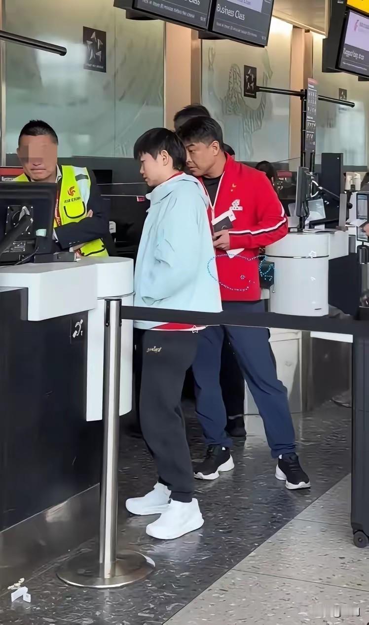 什么是一家人？这就是一家人！
5月12日，国乒启程回国。在值机的时候，王皓全程陪
