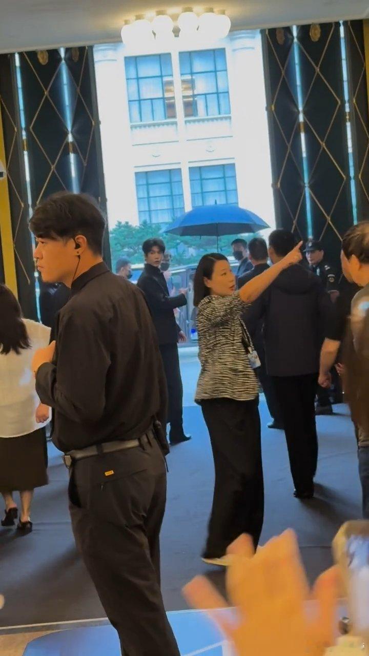 张凌赫张凌赫生怕上错车看得出张凌赫是公主 张凌赫参加完白玉兰的开幕式，上车的时候