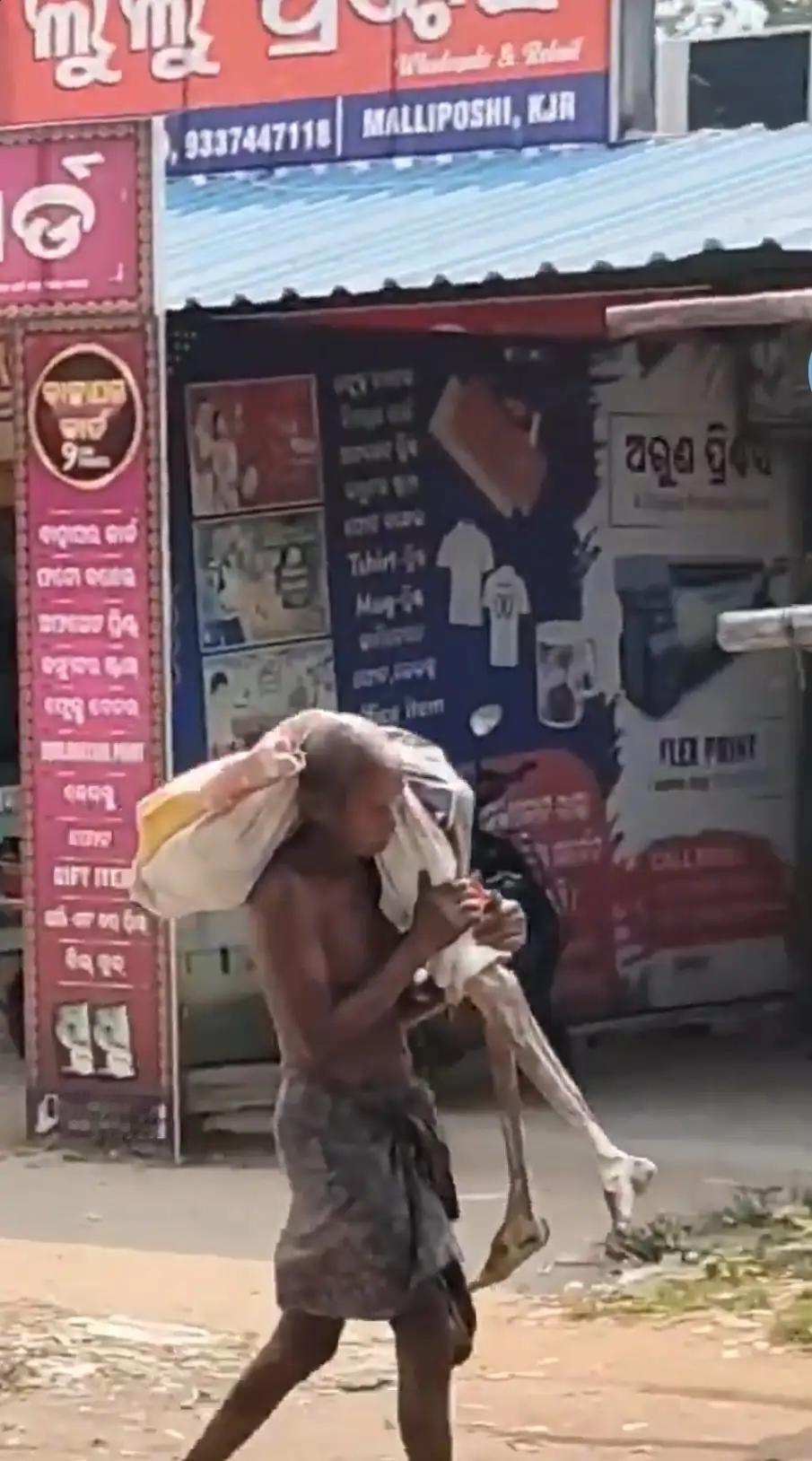 近日，印度奥里萨邦一名男子为取出已故姐姐的存款，无奈挖取姐姐骸骨前往银行柜台，以