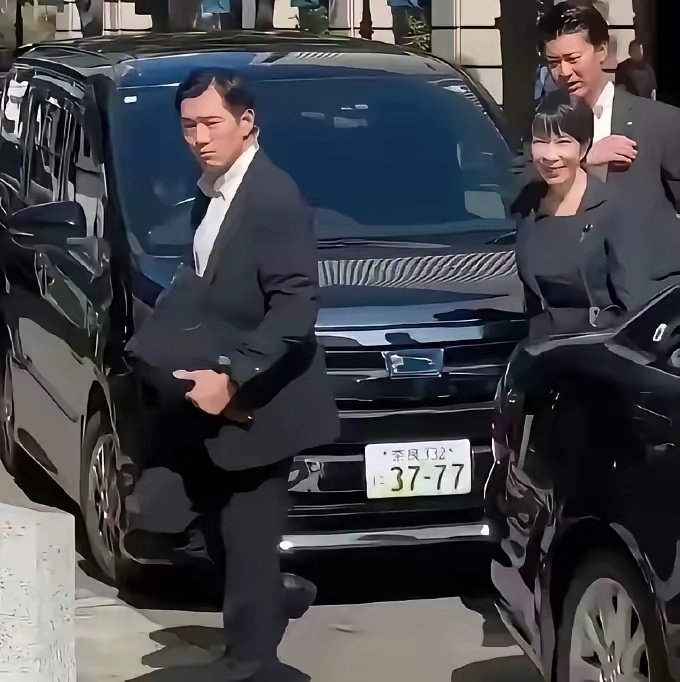 日本军国主义装都不装了高市早苗车牌是3777 近期日本网友拍到高市早苗的座驾车牌