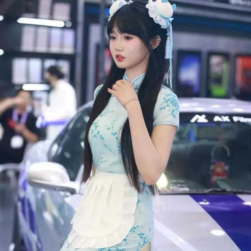 古典美人，车模惊艳亮相，传统与现代完美结合。车模 高颜颜美女车模 车模照 高端车