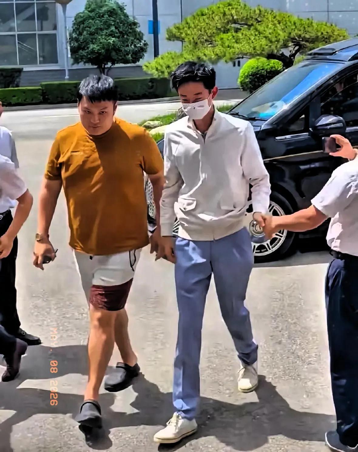 在追名逐利的圈子里，过河拆桥早已是常态，唯独今天碰上了件出人意料的稀罕事儿。
