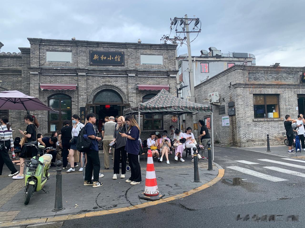 让人迷惑不解的两张老北京照片，记录了21世纪20年代北京核心老城区雍和宫大街的街