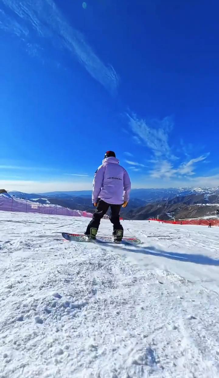 河里淌的是血，脚底下走的是人。
英国人没说“支援”，他们立了座碑，叫《永不独行》