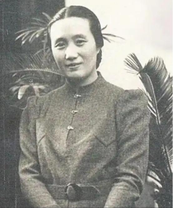 1942年，董竹君爱上已婚的陈清泉。陈清泉的夫人对她说：“你知道破坏别人家庭很痛