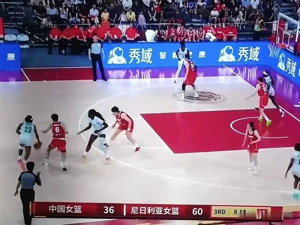 女篮热身赛，中国女篮对阵尼日利亚，据说前两场中国女篮都是险胜了几分球，今天晚上是