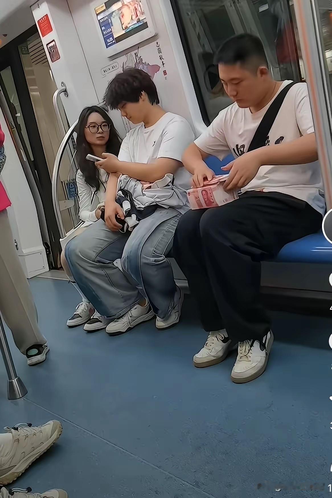 小哥哥还是低调点为好，毕竟是在公共场合。