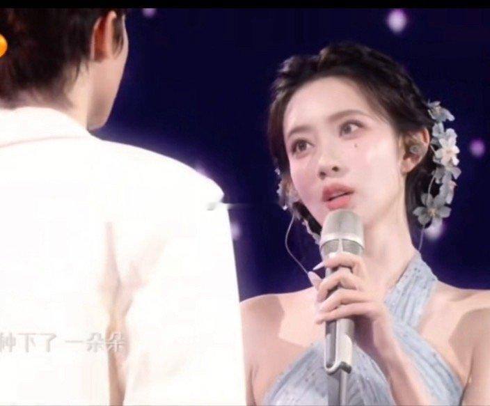 孟姐又不是专业歌手，只要美就可以了，而且这种晚会活动，很多歌手也是会提前录好，有