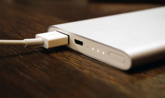 【乘客在航班上最多携带两块移动电源】当地时间27日，国际民航组织表示，从当日开始