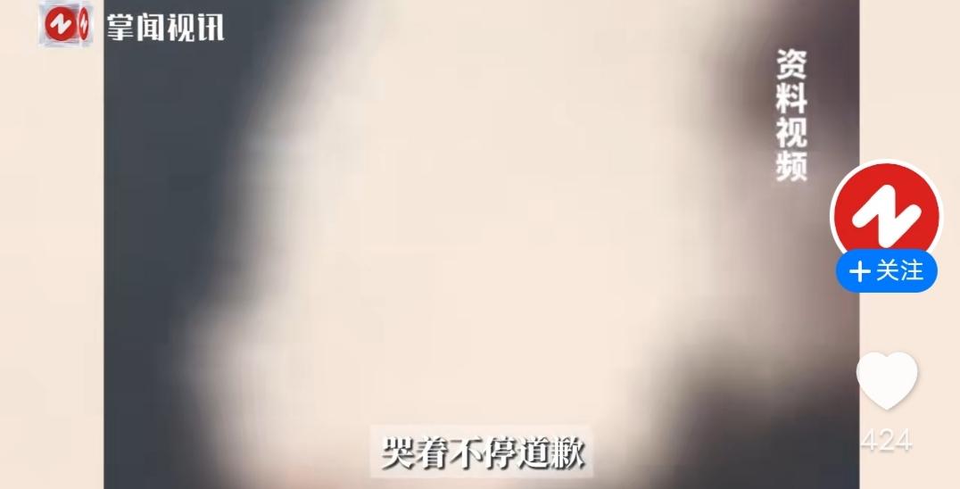 儿子没考好，爸爸一时冲动用椅子把儿子的头砸破，就医时后悔得狂扇自己，用头撞墙！