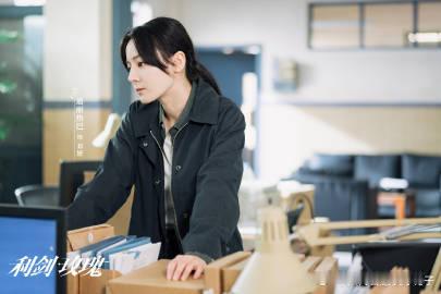 迪丽热巴在《利剑玫瑰》中的表现令人印象深刻，她将警察的正直勇敢与女性的温柔细腻完
