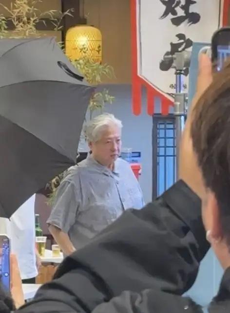 西安偶遇洪金宝！网友透露，在西安小南门遇见洪金宝了，他穿着浅蓝色衬衣，一头白发十