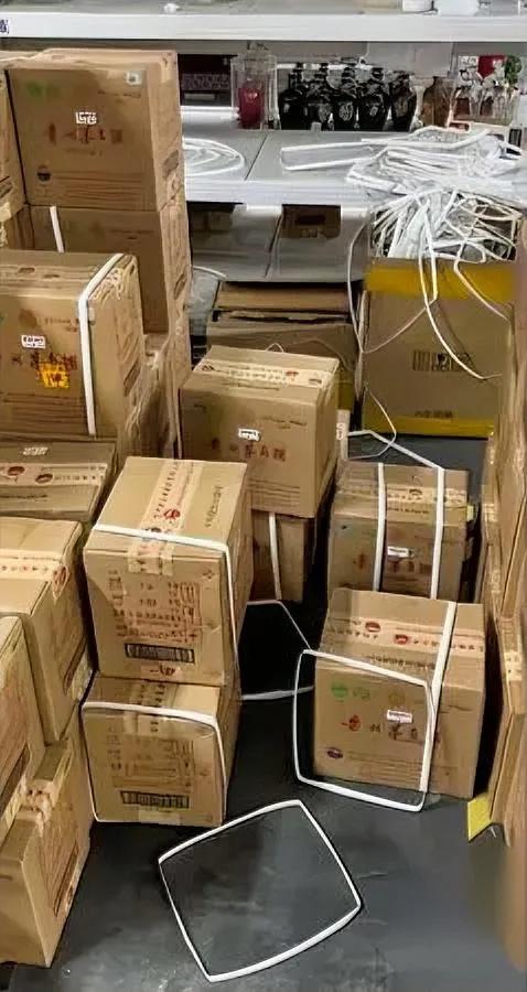 囤茅台=躺赚？

醒醒，泡沫漏风了！

当散瓶批发价滑到2200，黄牛哭到卸载A