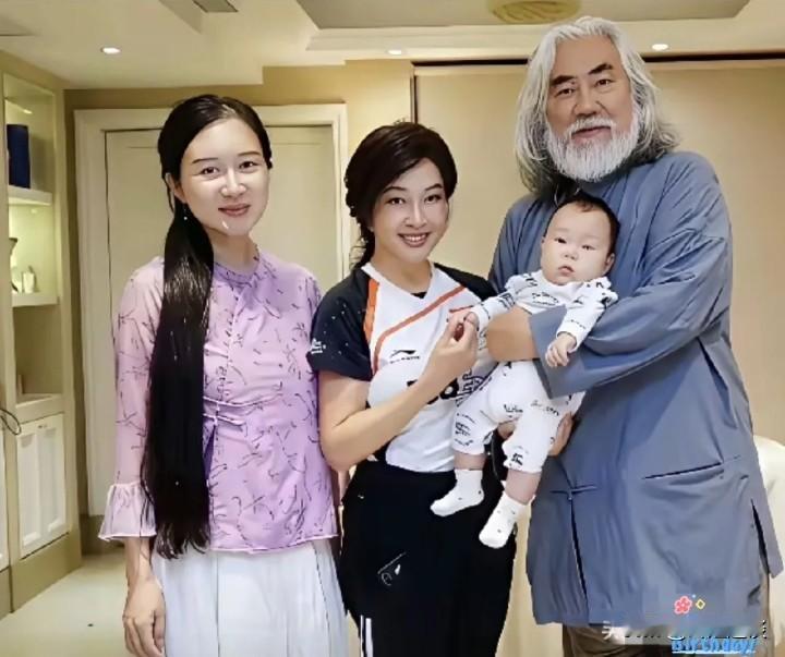 刘晓庆往张纪中杜星霖中间一站，藏不住的微妙氛围太真实了！
 
就说这张同框照，刘