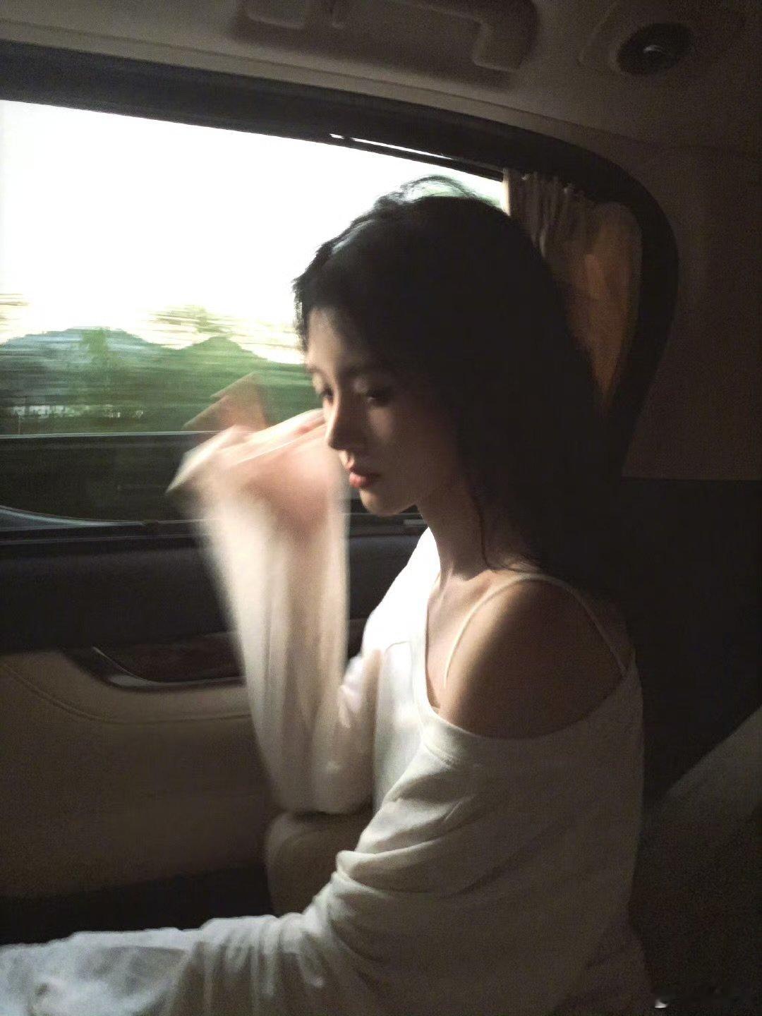 鞠婧祎早期感氛围照鞠婧祎车窗氛围感鞠婧祎早期感氛围照，太美了叭 ​​​